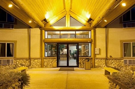 住宿正面 - 傍晚/夜晚. 科迪利根思套房旅馆