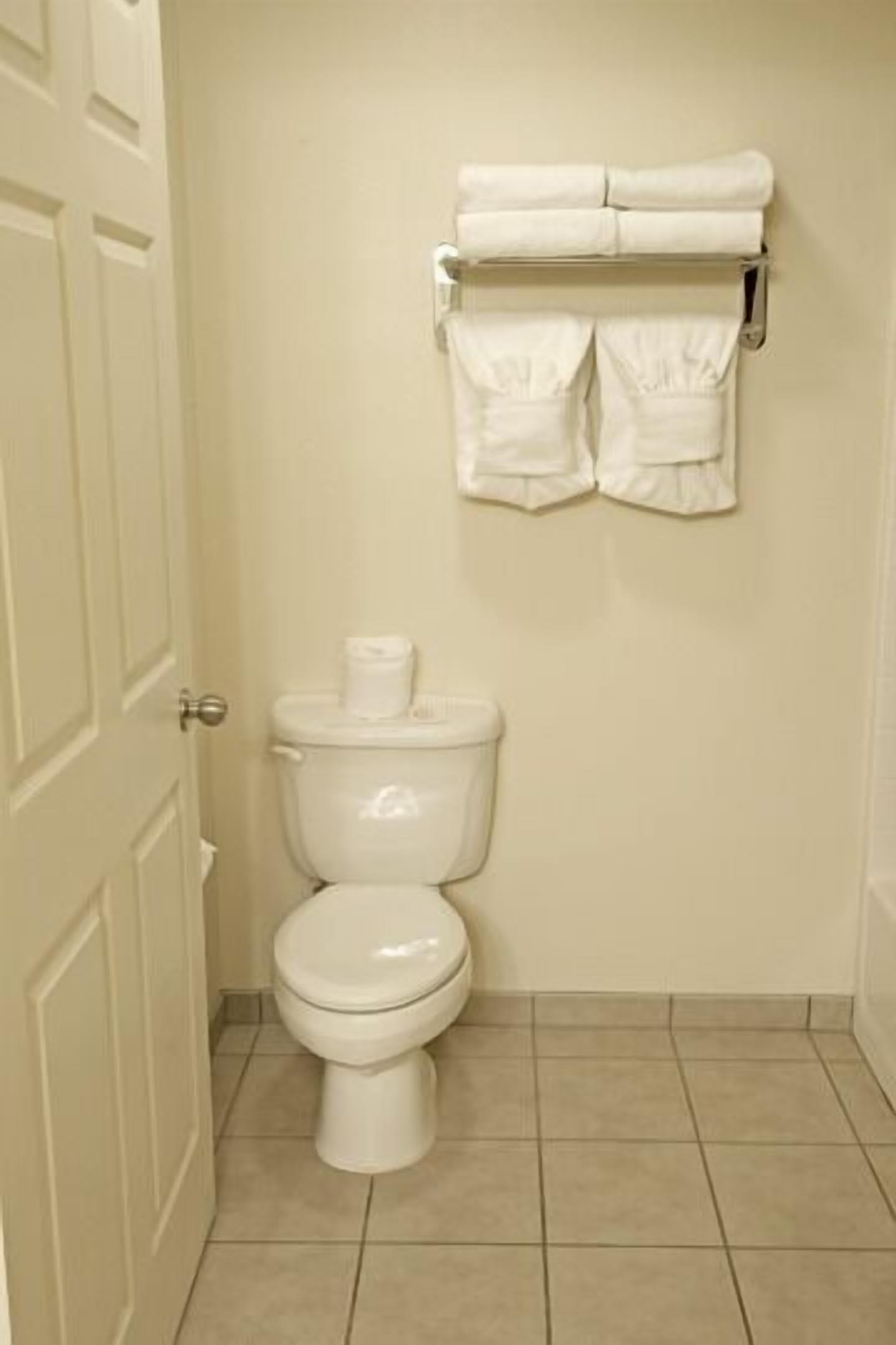 combined shower/bathtub, hair dryer, towels