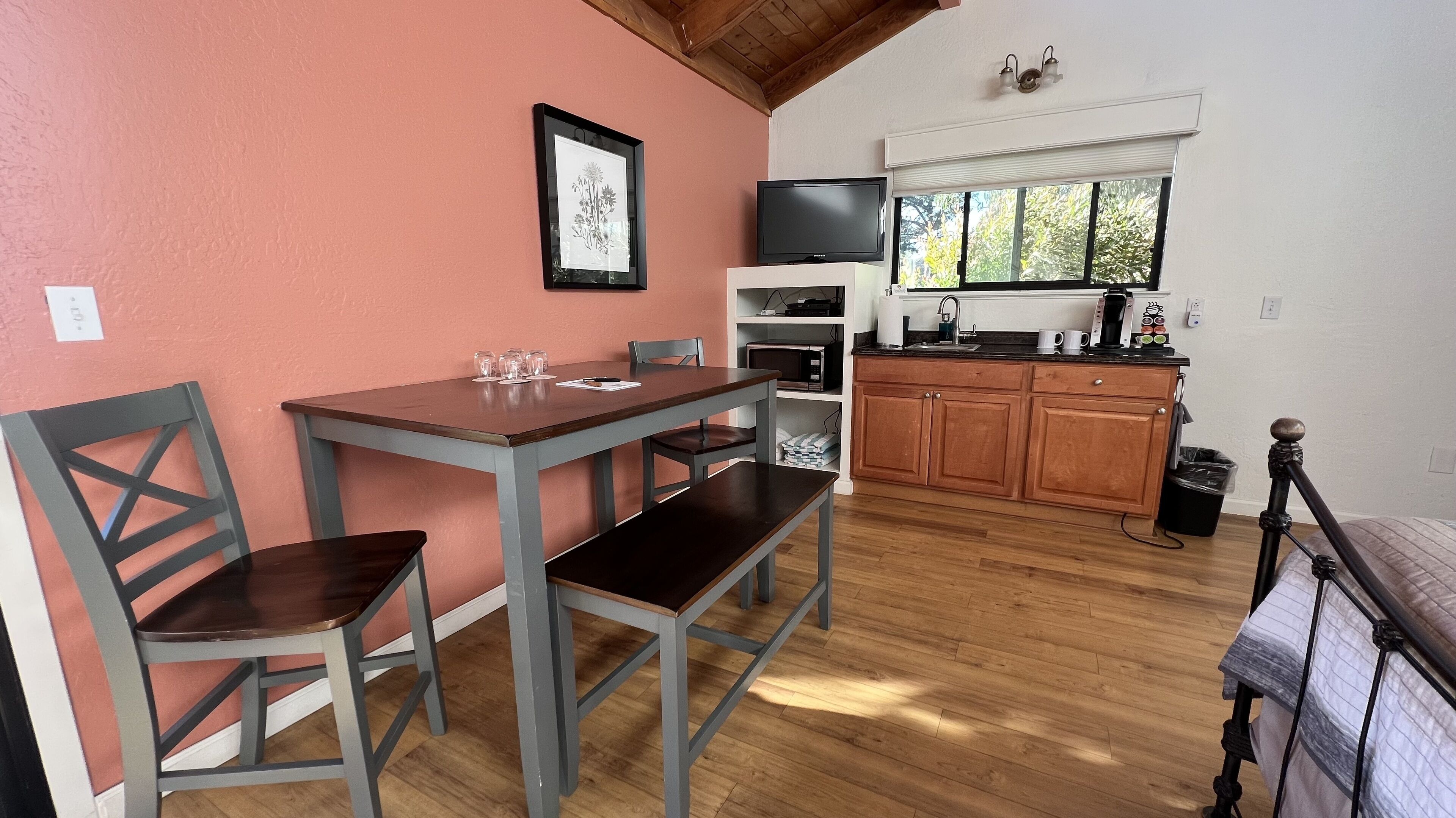 standard double room | living area | flat-screen tv, dvd player