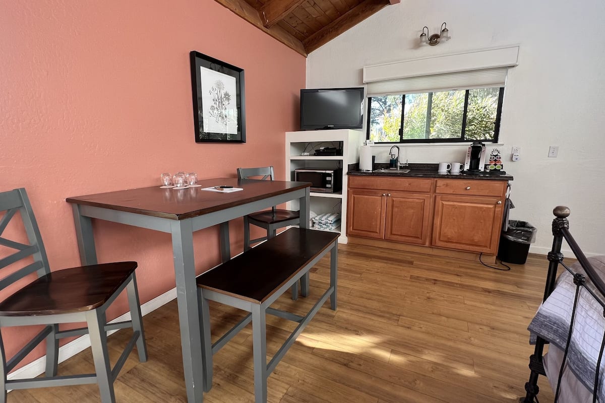 standard double room | living area | flat-screen tv, dvd player