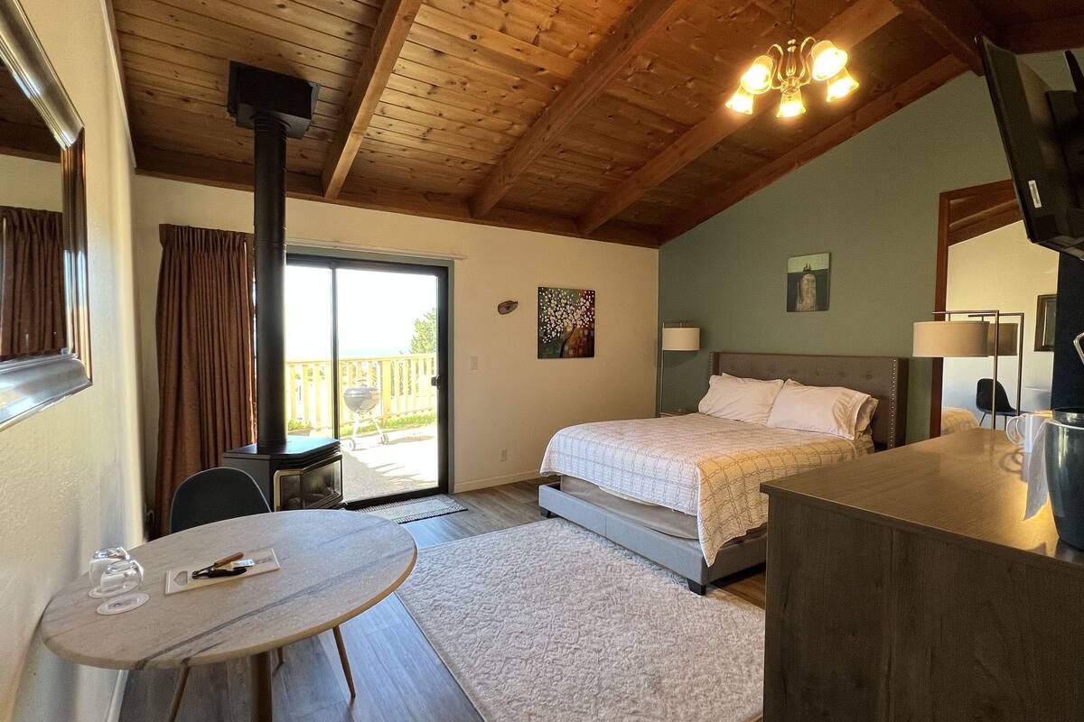 standard room, 1 queen bed, fireplace, ocean view | 1 bedroom, individually decorated, individually furnished