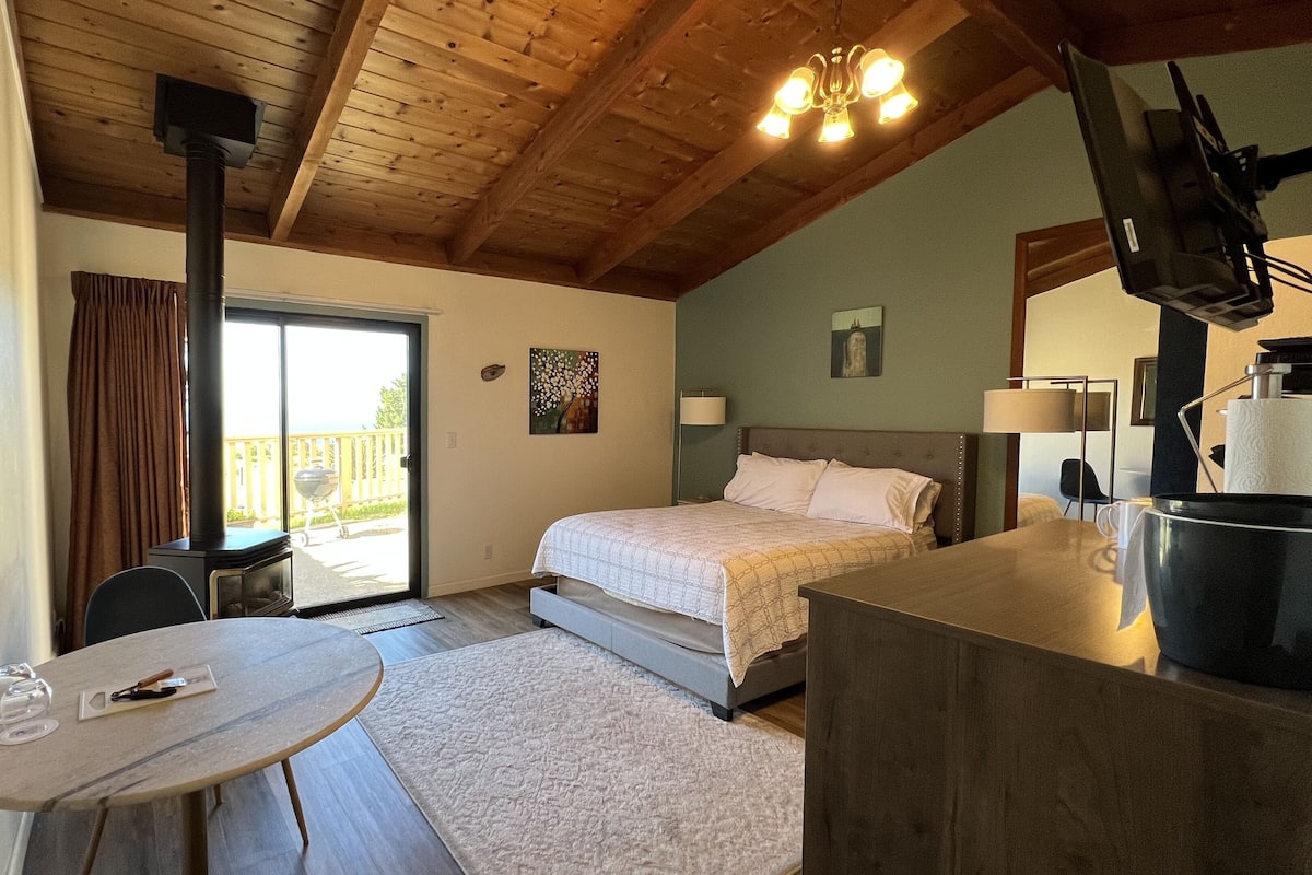 Rom – standard, 1 queensize-seng, peis, havutsikt | Individuelt dekorert, individuelt innredet og blendingsgardiner