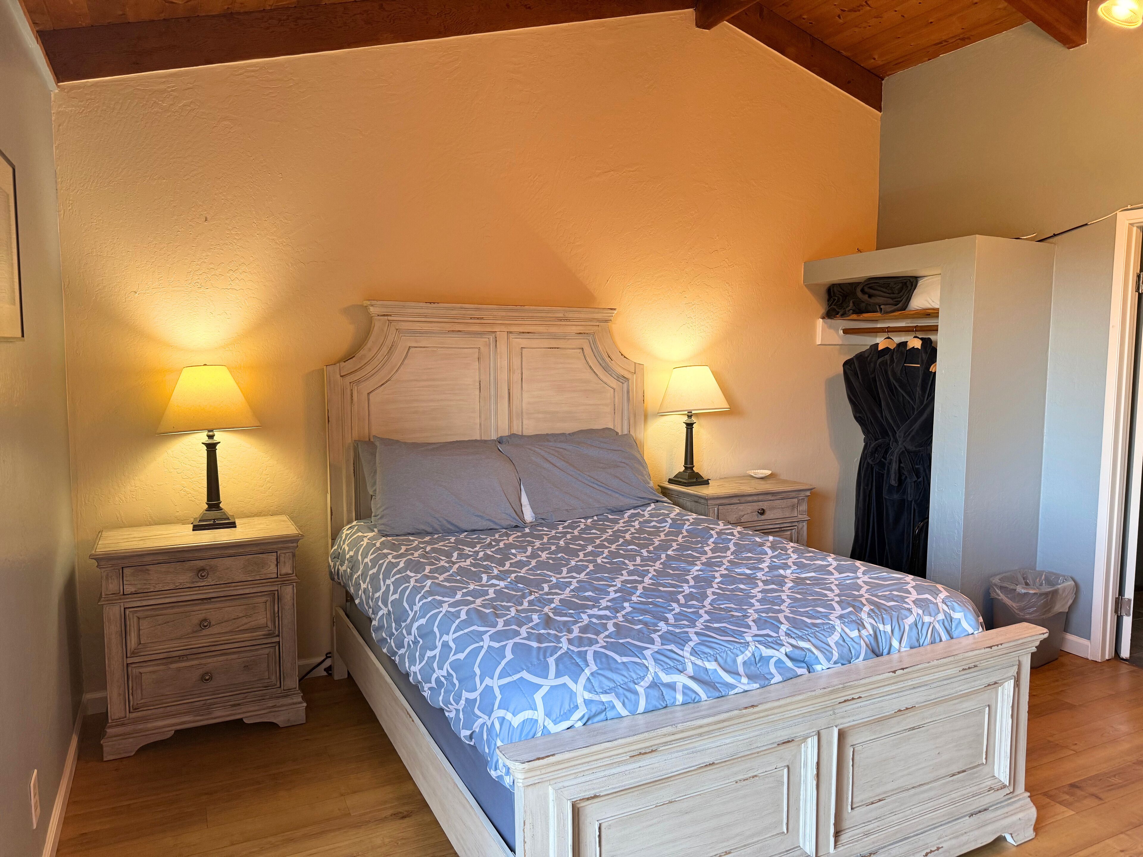 Decoración personalizada, muebles diferentes y cortinas blackout 