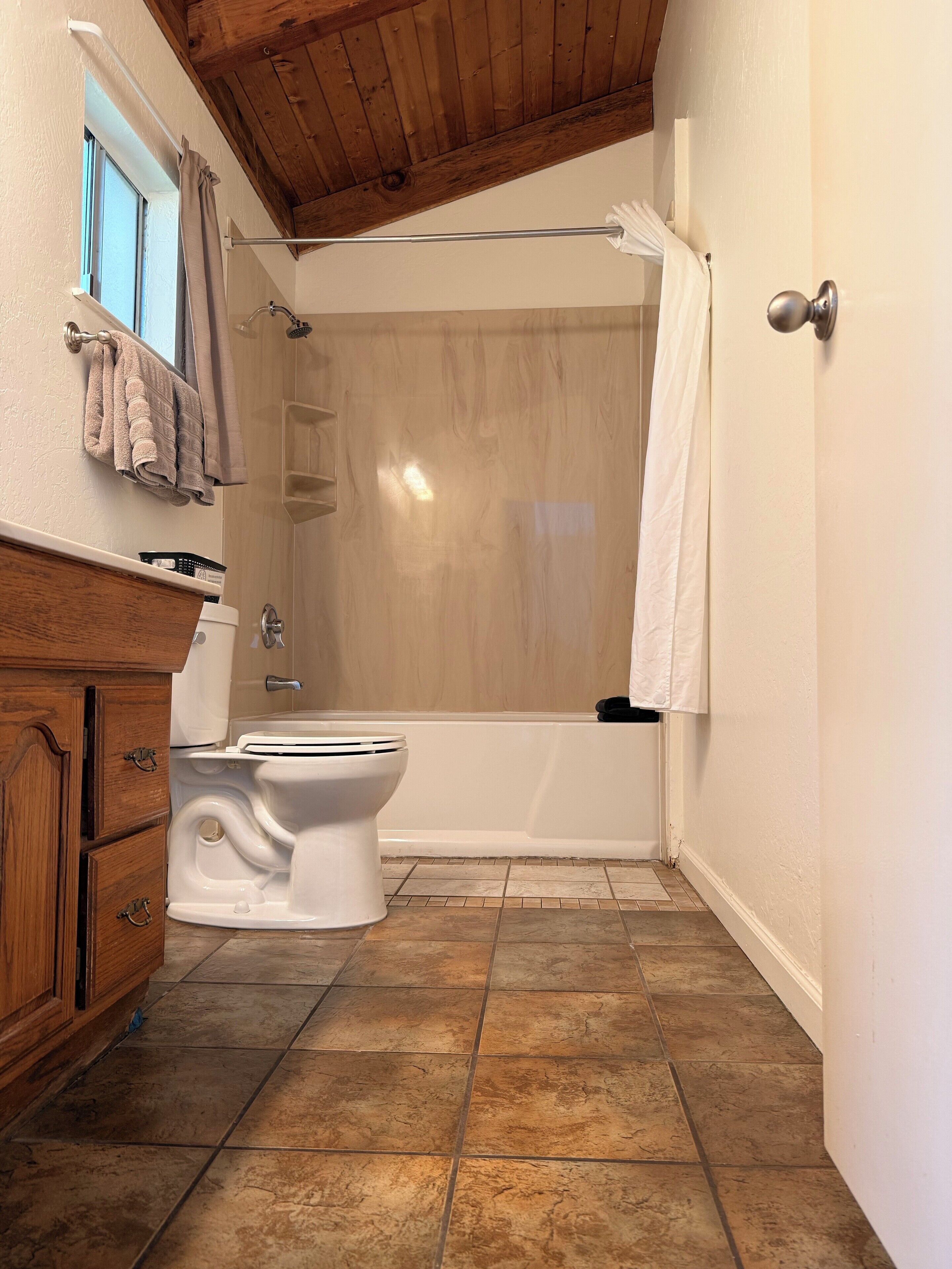 Un baño con inodoro, ducha y bañera.