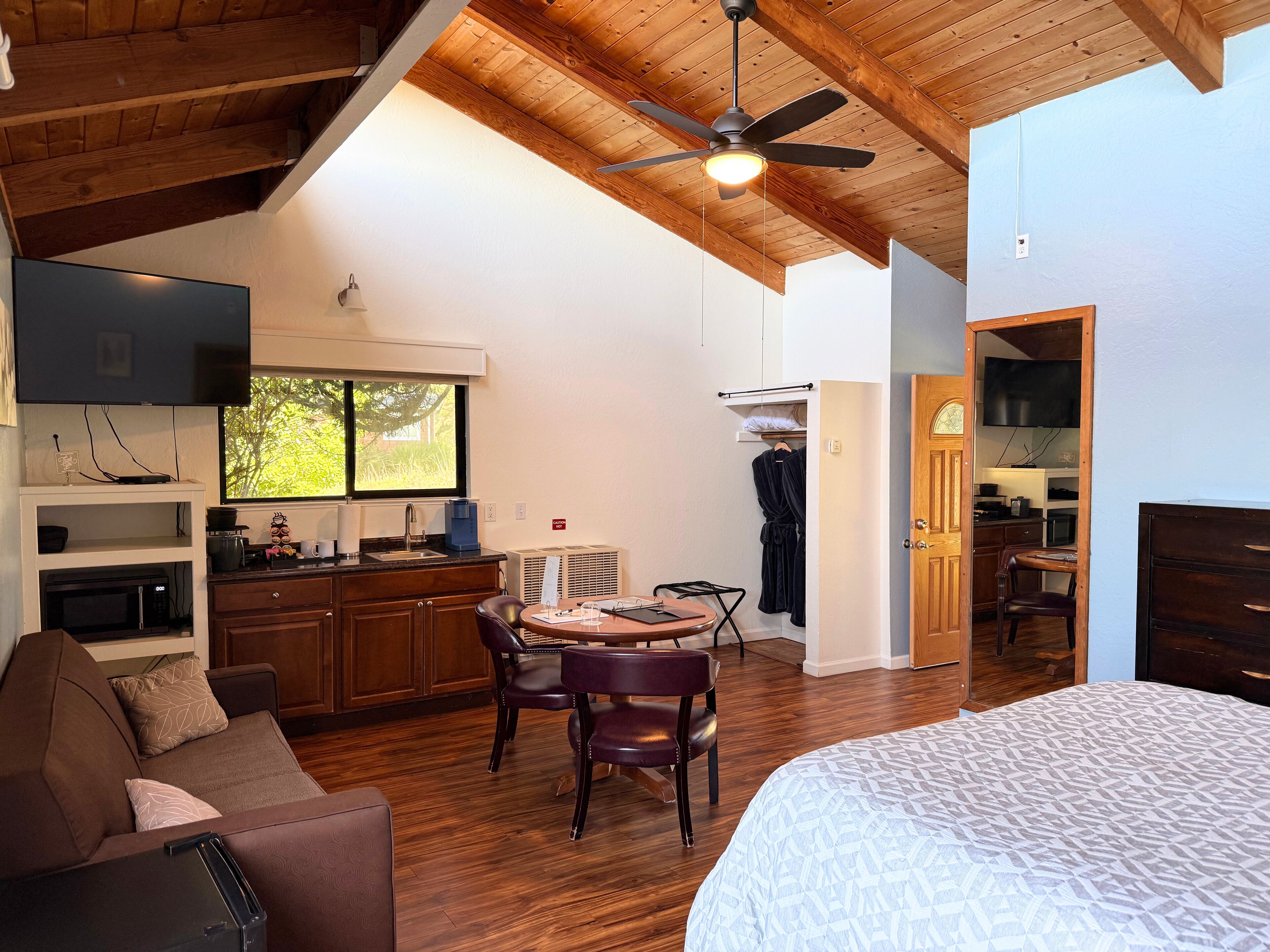 Large End Room with Queen Bed and Sofa, Limited Ocean View | Opholdsområde | Fladskærms-tv