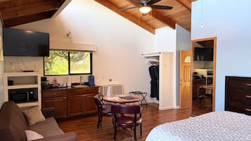 Large End Room with Queen Bed and Sofa, Limited Ocean View | Opholdsområde | Fladskærms-tv