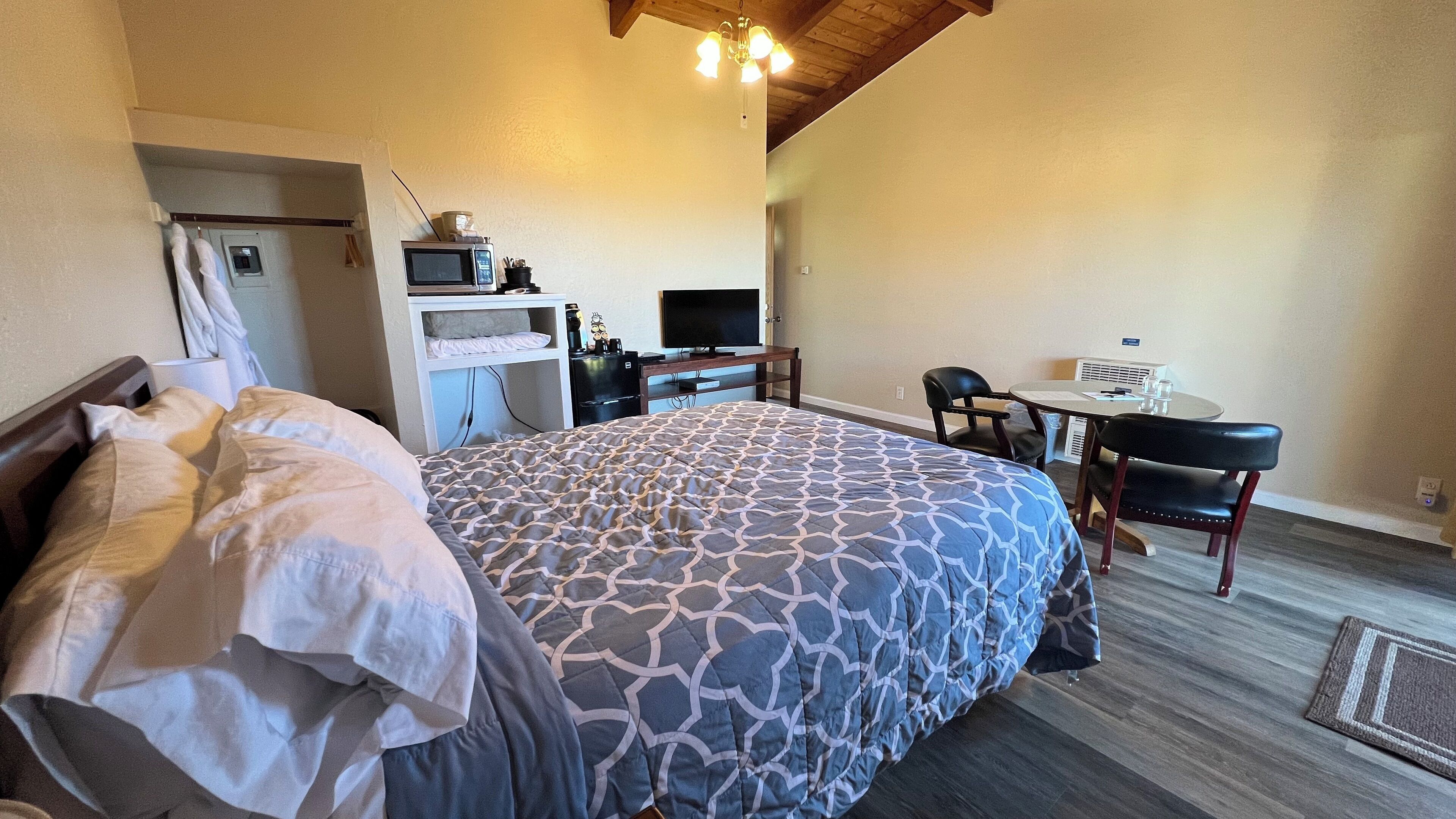 Rom – standard, 1 queensize-seng, terrasse | Individuelt dekorert, individuelt innredet og blendingsgardiner