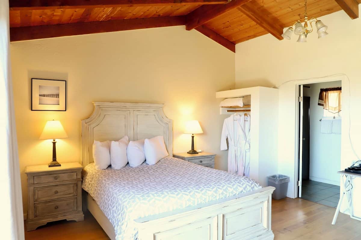 Rom – standard, 1 queensize-seng, terrasse | Individuelt dekorert, individuelt innredet og blendingsgardiner