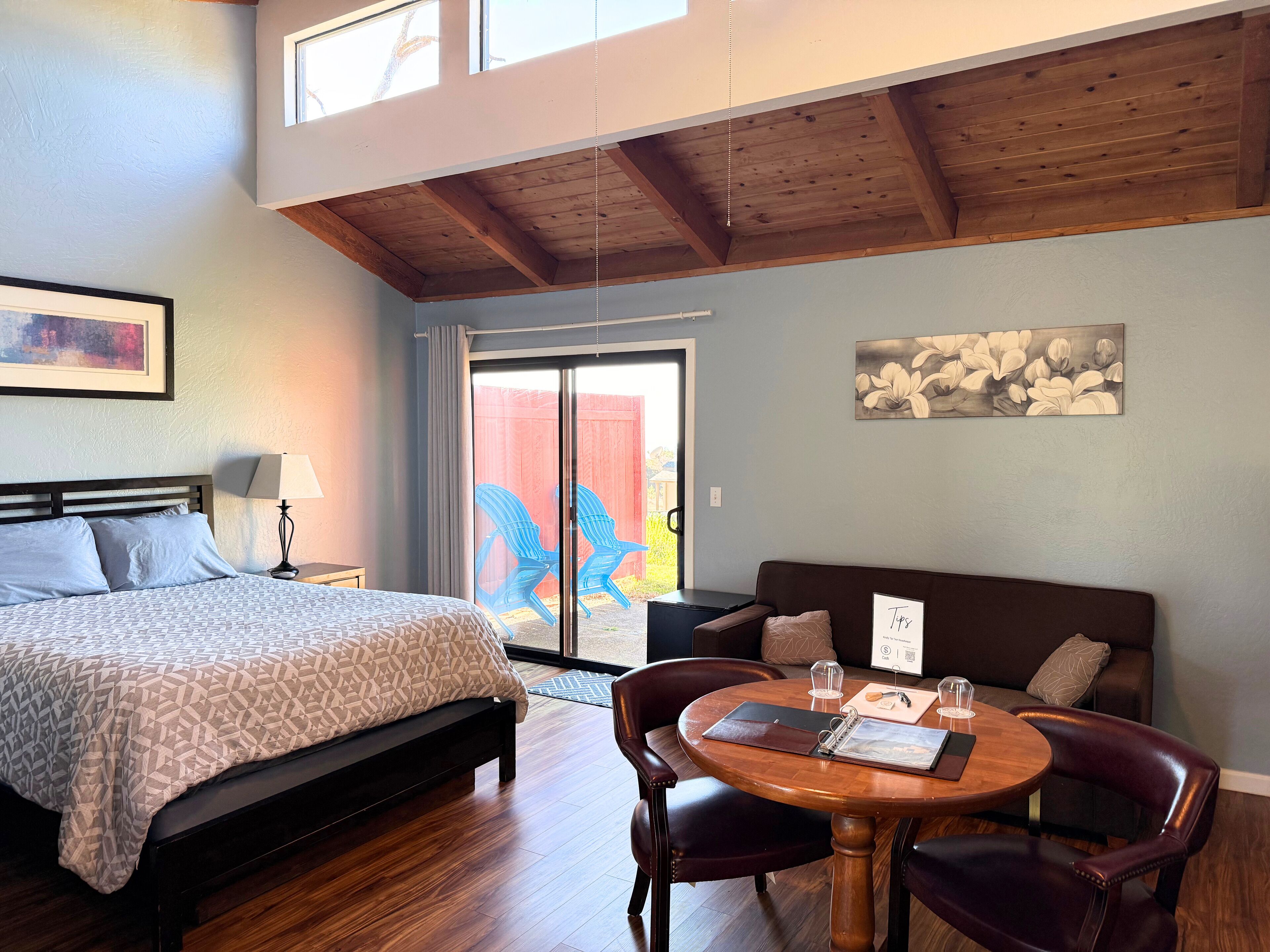 Queen Room with a Pull Out Couch | 特色装修、特色家居、遮光窗帘、熨斗/熨板