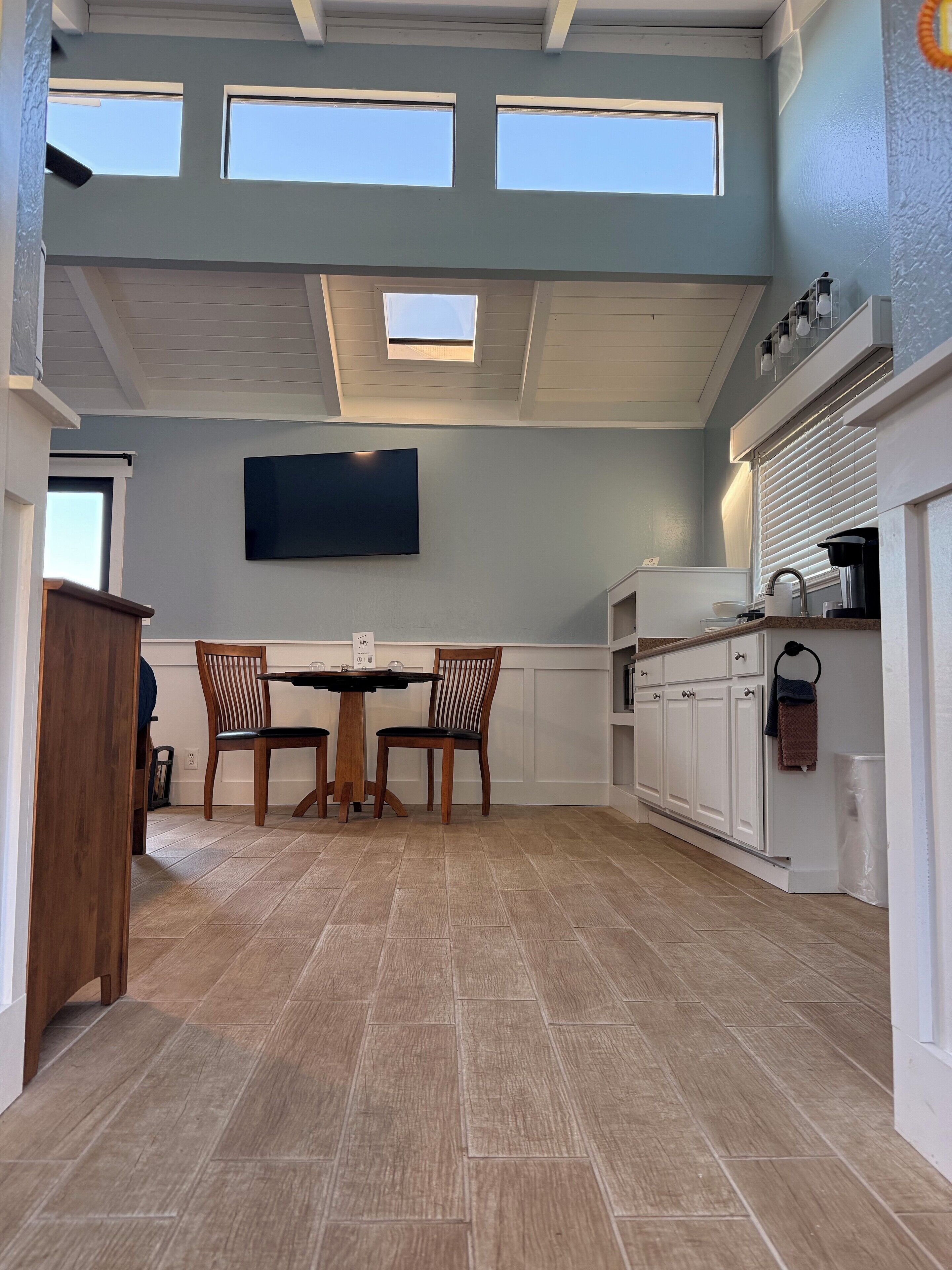 Premium Large End Room, King Bed, Private Hot Tub,Wood-Burning Fireplace,OceanView, Not Pet Friendly | Aire de séjour | Téléviseur à écran plat