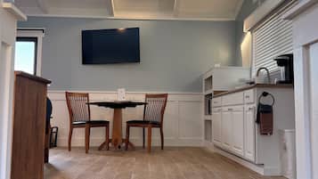 Premium Large End Room, King Bed, Private Hot Tub,Wood-Burning Fireplace,OceanView, Not Pet Friendly | Opholdsområde | Fladskærms-tv