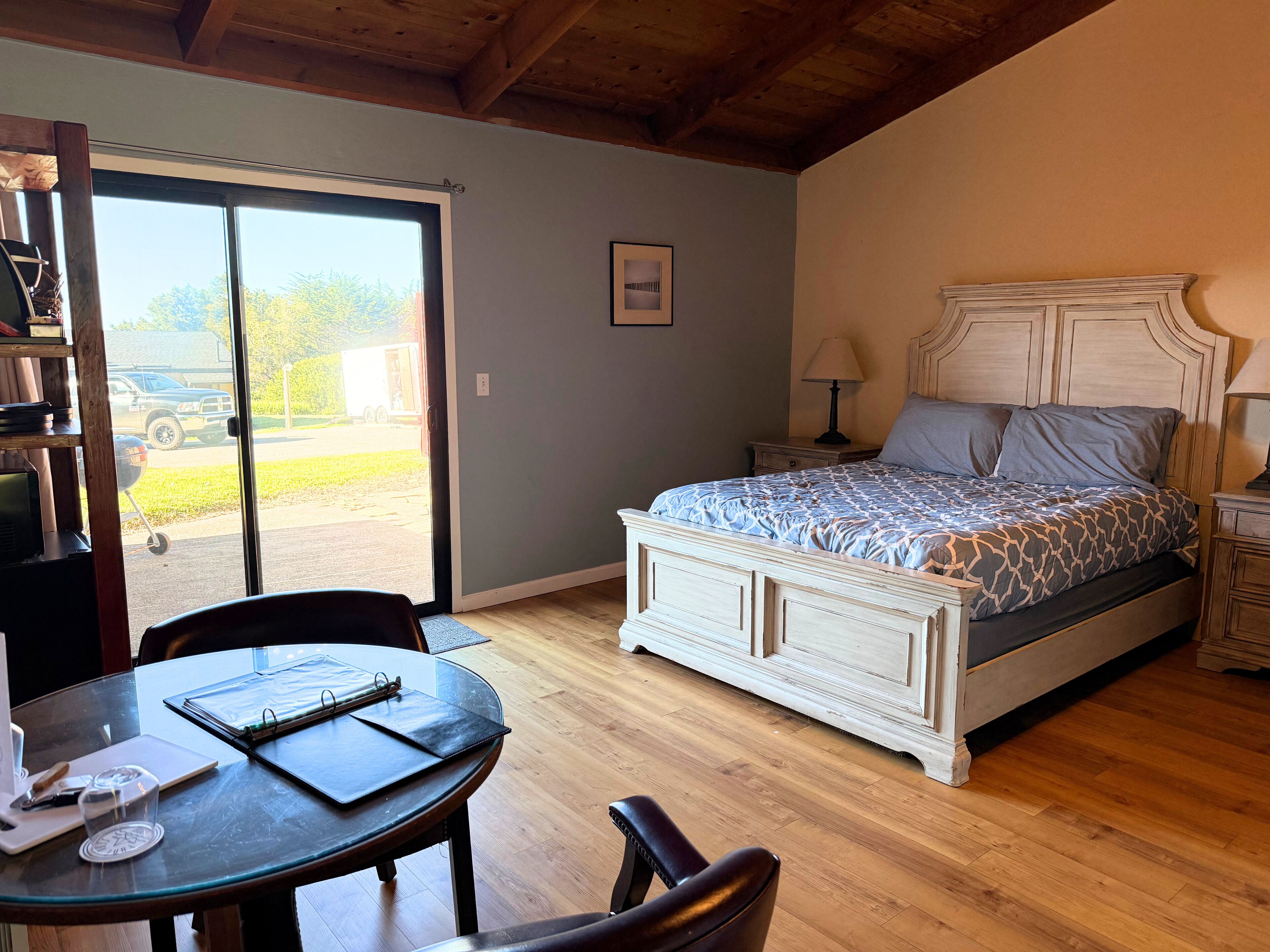 标准房, 1 张大床, 露台 | 特色装修、特色家居、遮光窗帘、熨斗/熨板