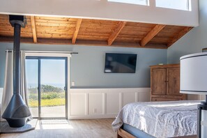 Premium Large End Room, King Bed, Private Hot Tub, Wood\-Burning Fireplace, Ocean View | Individuelt dekorert, individuelt innredet og blendingsgardiner