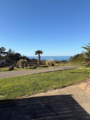 غرفة عادية - سرير ملكي - بمدفأة | شرفة/رواق