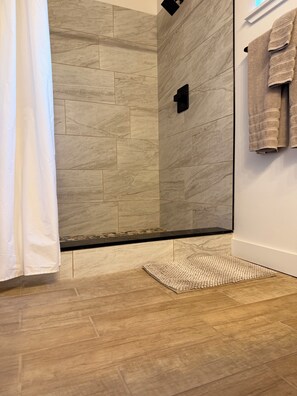Premium Room, Queen Bed, Private Hot Tub, Wood\-Burning Fireplace, Ocean View | Salle de bain