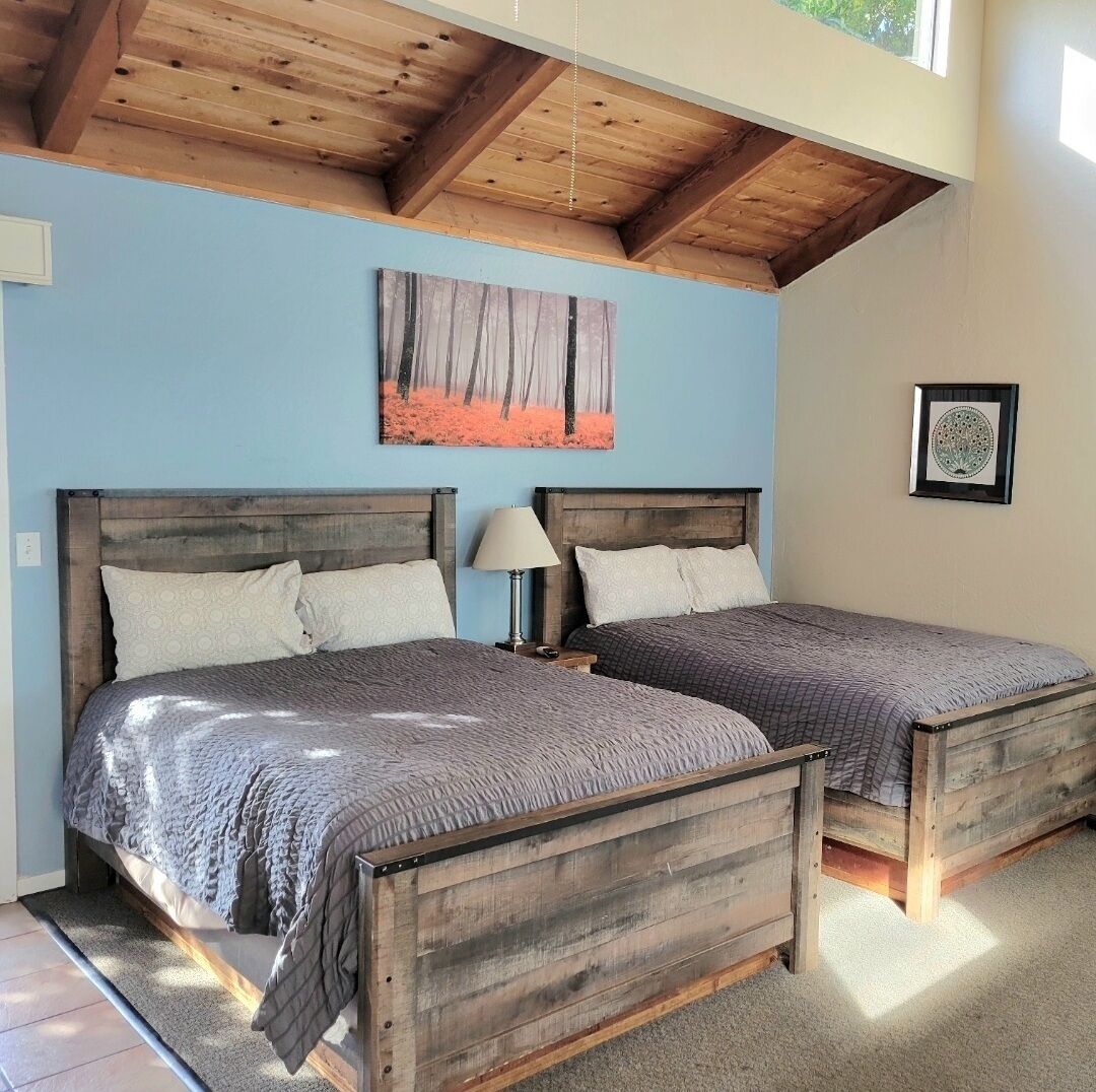 Decoración personalizada, muebles diferentes y cortinas blackout 