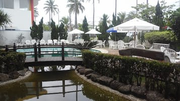 Piscine extérieure, chaises longues