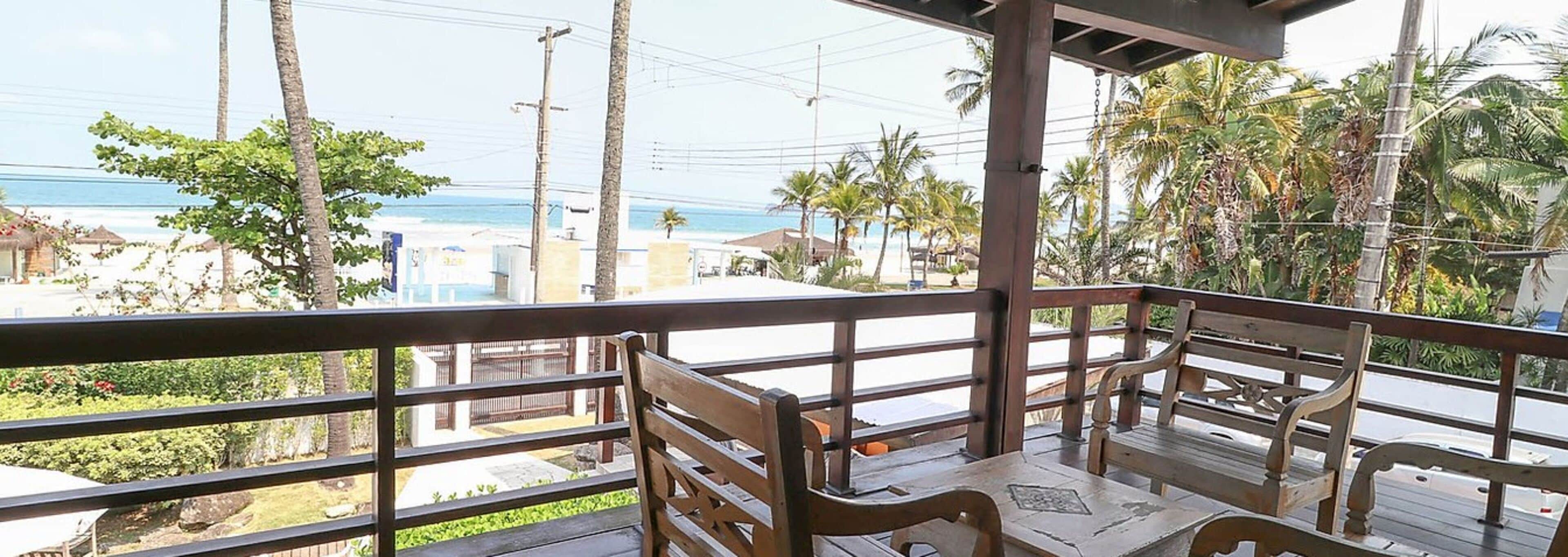 En la playa, sillas reclinables de playa, sombrillas