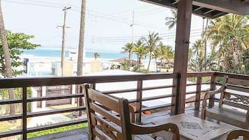 En la playa, sillas reclinables de playa, sombrillas