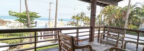 En la playa, camastros y sombrillas 