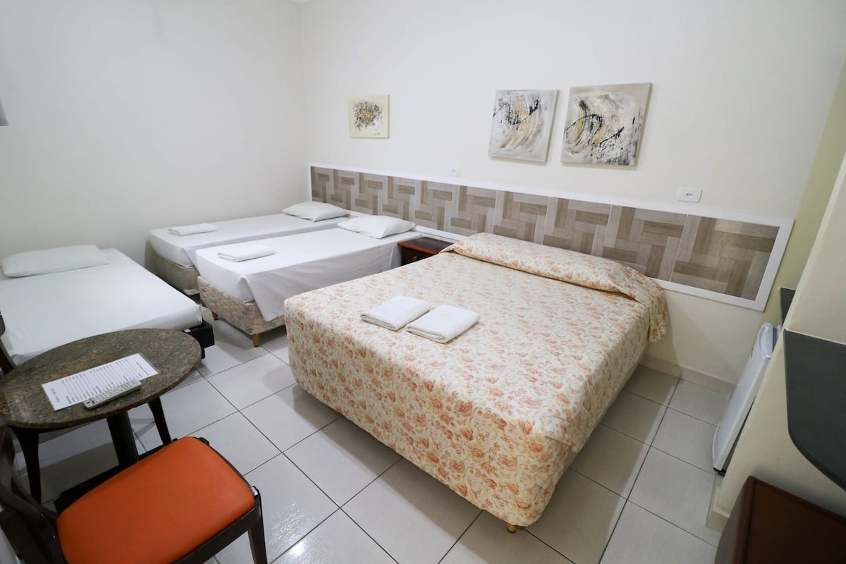 Habitación cuádruple estándar | Minibar, caja fuerte, escritorio y cortinas opacas