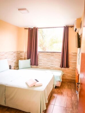 Minibar, cortinas opacas, wifi gratis y ropa de cama