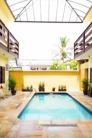 Una piscina cubierta