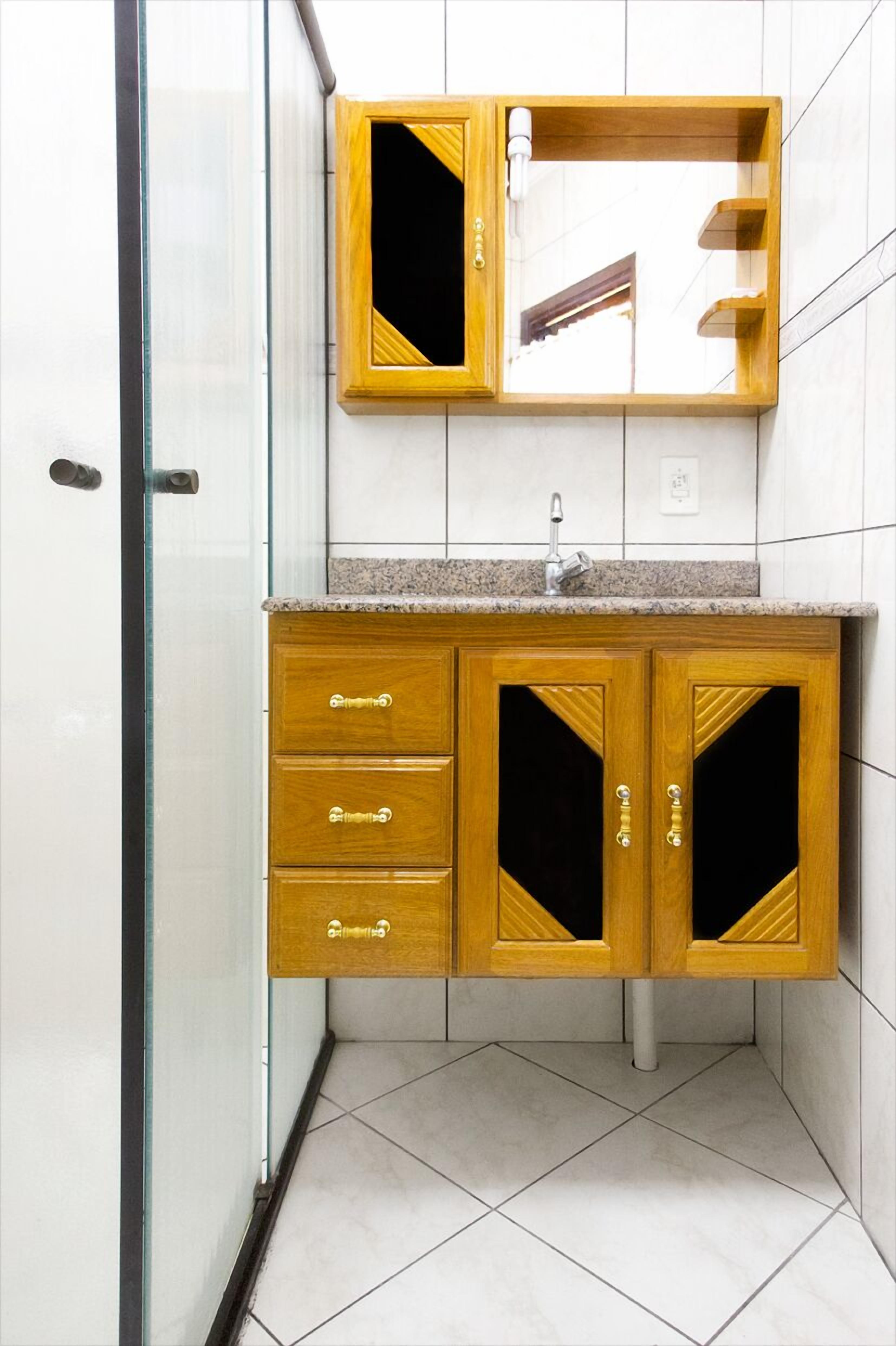 Chuveiro, produtos de toalete grátis