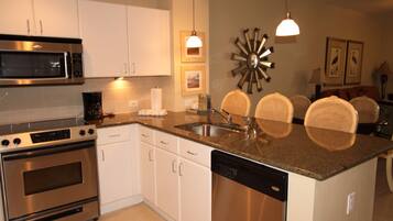 3 Bedroom Gulf View  | Dapur pribadi | Lemari es besar, microwave, oven, dan kompor