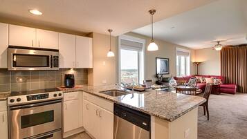 Full-sized fridge, microwave, oven, stovetop