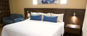 In-room safe, desk, soundproofing, iron/ironing board - Rio Vista Inn (Tampico)