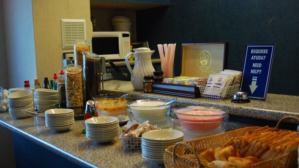Una mesa de buffet con diferentes alimentos y salsas.