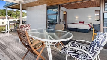 Deluxe Studio Suite, 1 King Bed | Terrace/patio