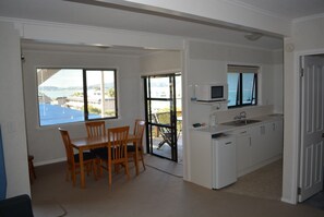 Panoramic Apartment, 2 Bedrooms, Ocean View, Sea Facing | Laptop workspace, iron/ironing board, free WiFi, bed sheets - Austria Motel (Paihia)
