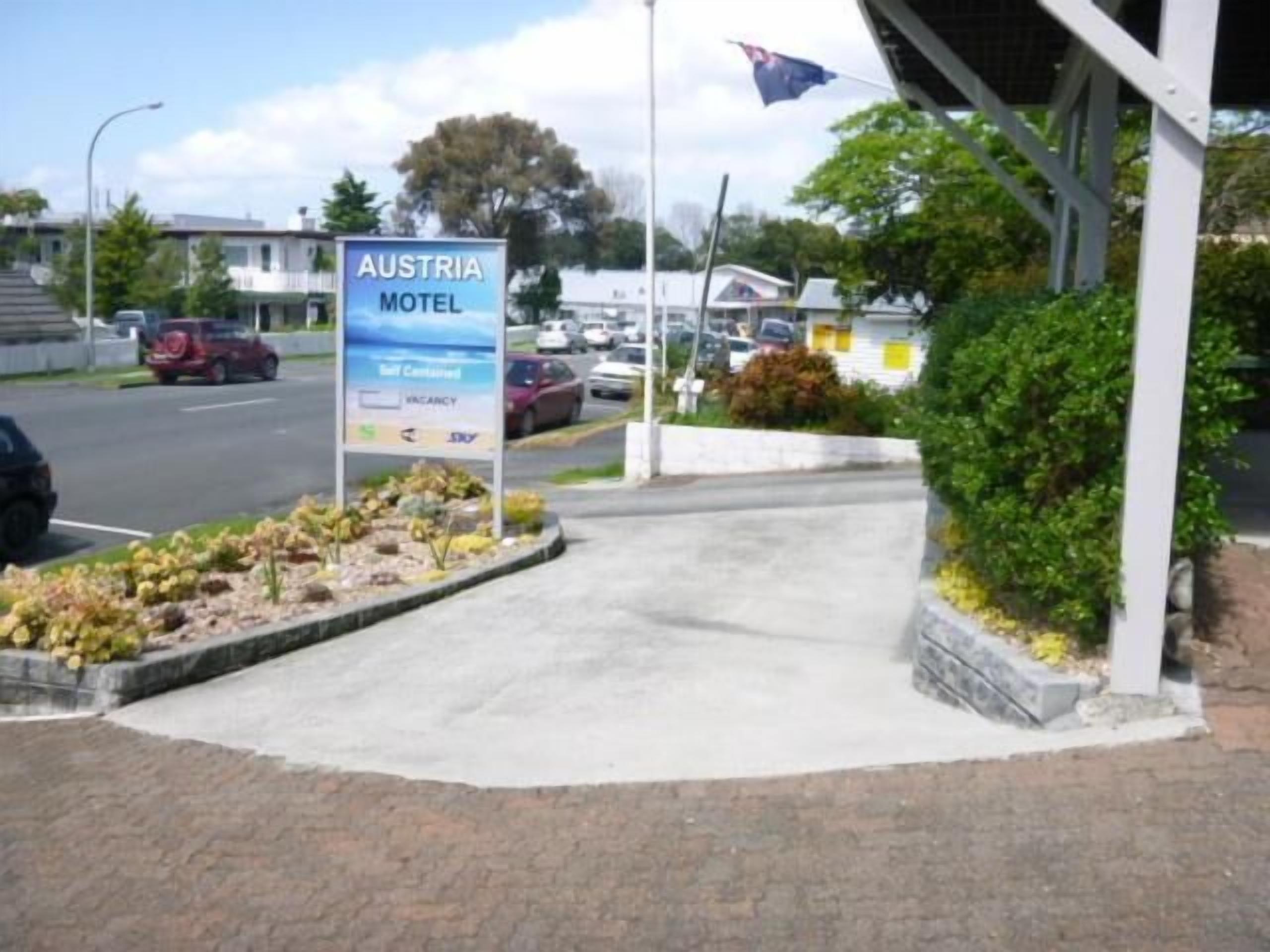 A sign for the Austria Motel with a 'Soft Covered' section and a 'Vacancy' notice.