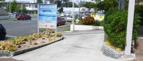 Placa do Austria Motel, com uma área 'Soft Covered' e um aviso de 'Vagas'.