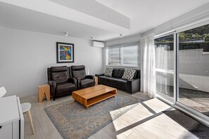 公寓, 2 间卧室, 一层 | 起居区 | 32-英寸纯平电视 (配备卫星频道)、电视