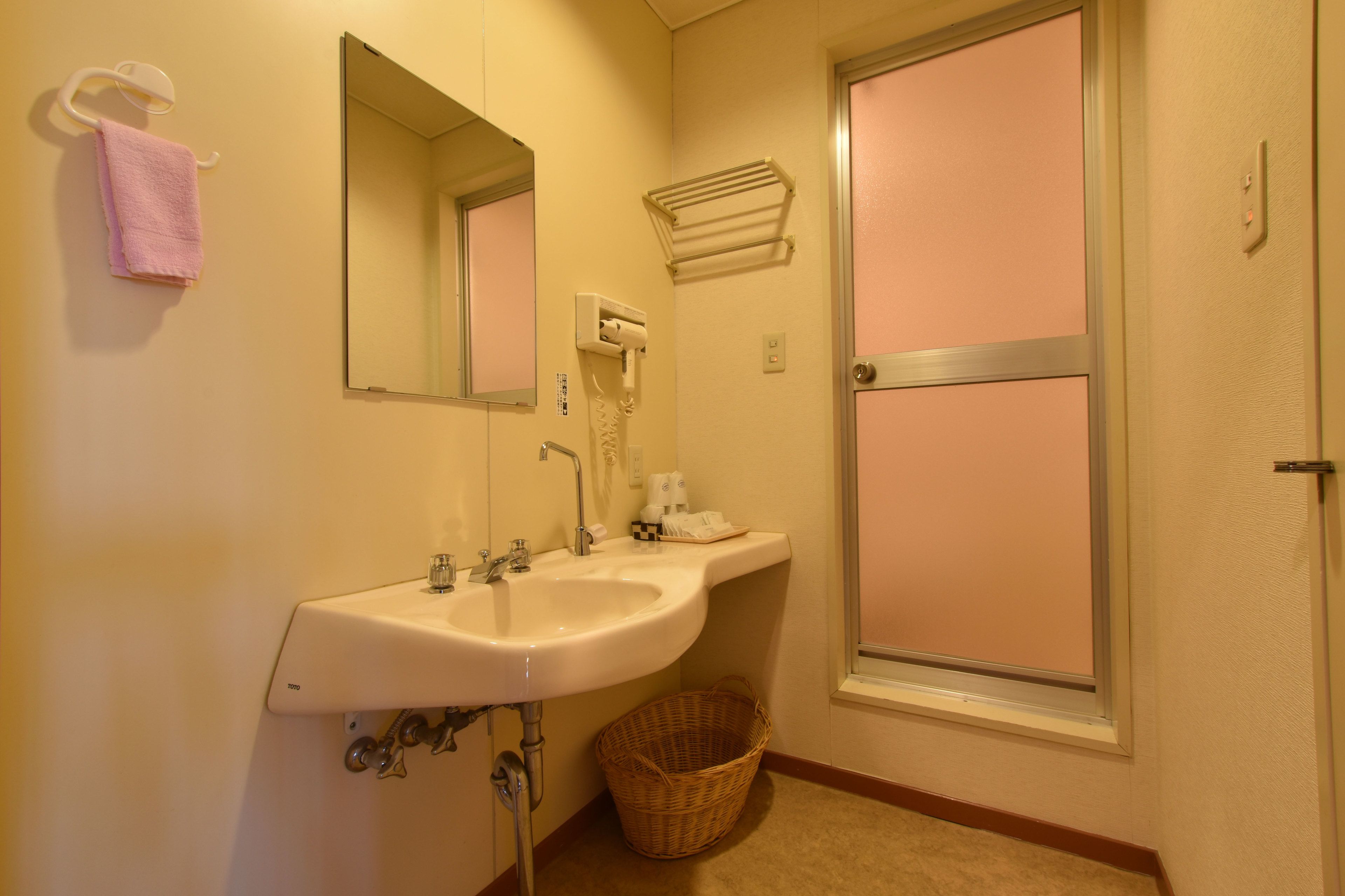 Combined shower/tub, deep soaking tub, free toiletries, hair dryer