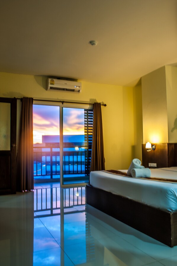 One bedroom grand suite | โต๊ะทำงาน, ผ้าม่านกันแสง, Wi-Fi ฟรี
