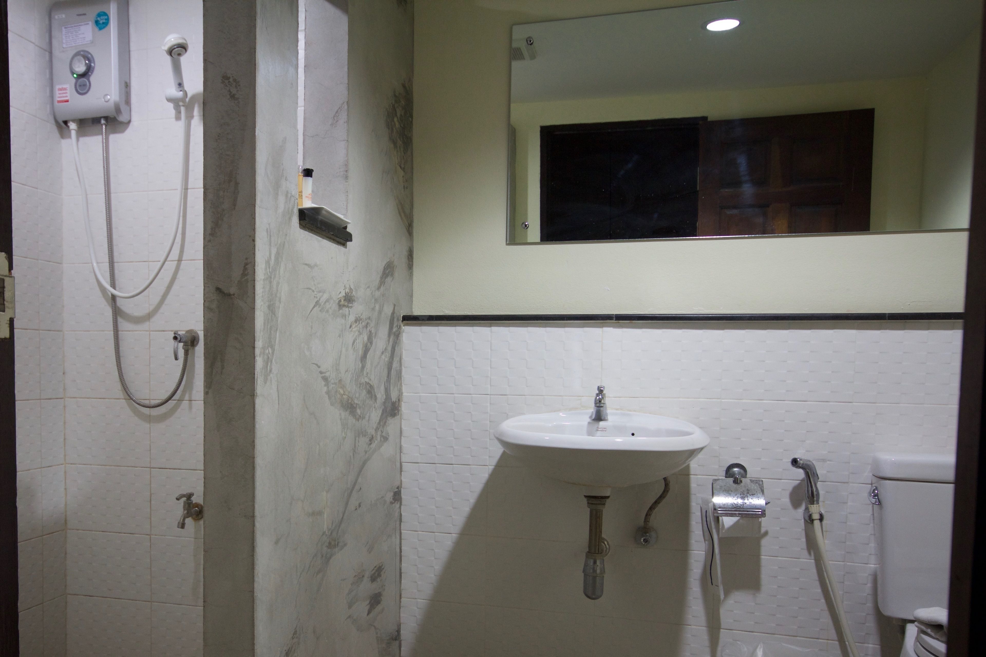 deluxe room, 1 bedroom, non smoking | bathroom | shower, free toiletries, towels