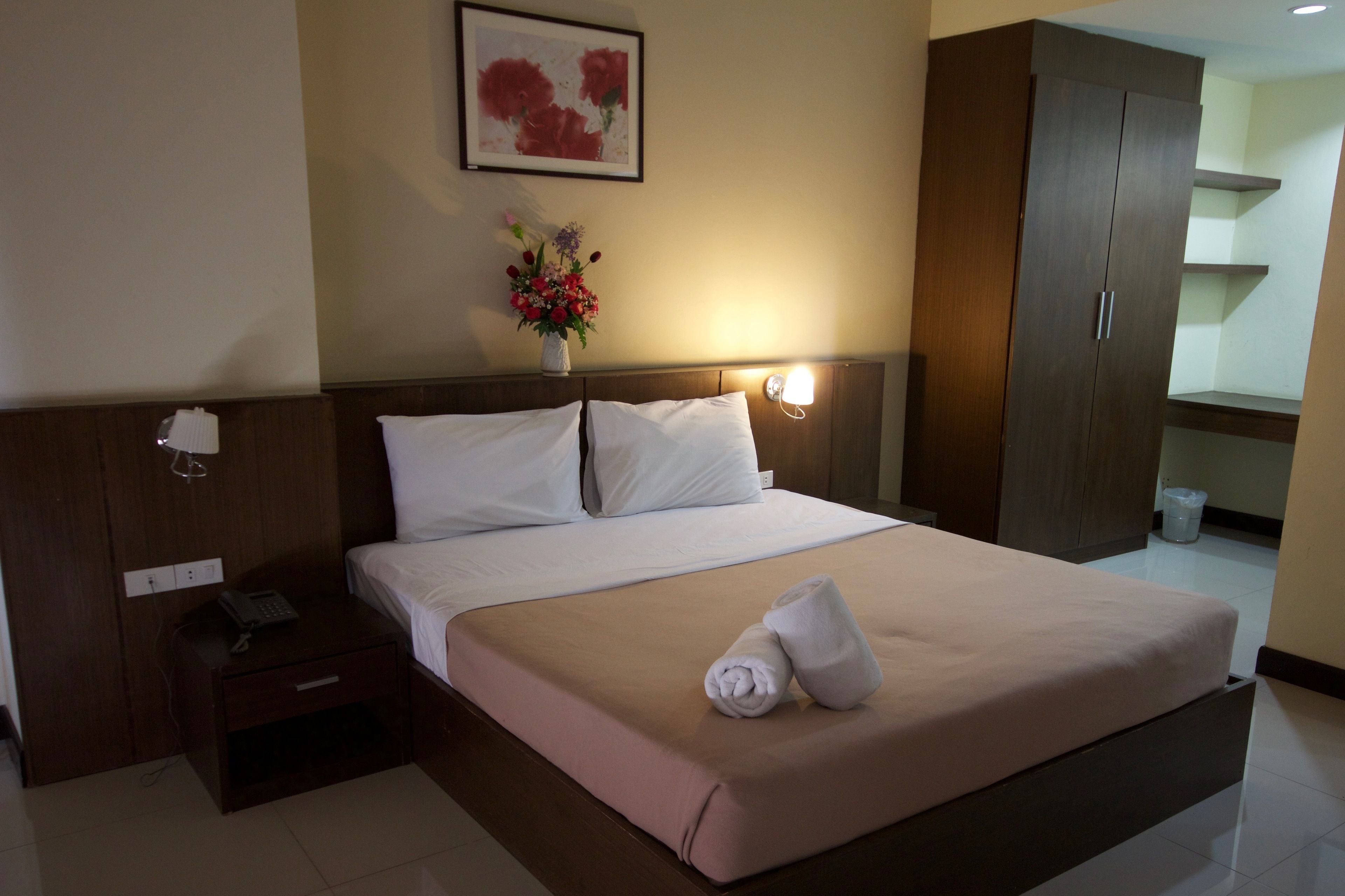one bedroom grand suite | desk, blackout curtains, free wifi