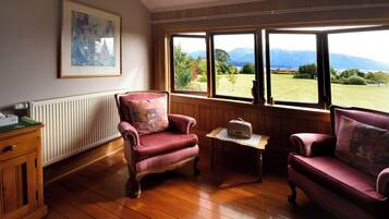 Deluxe-huone | Tallelokero huoneessa, yksilöllisesti sisustettu