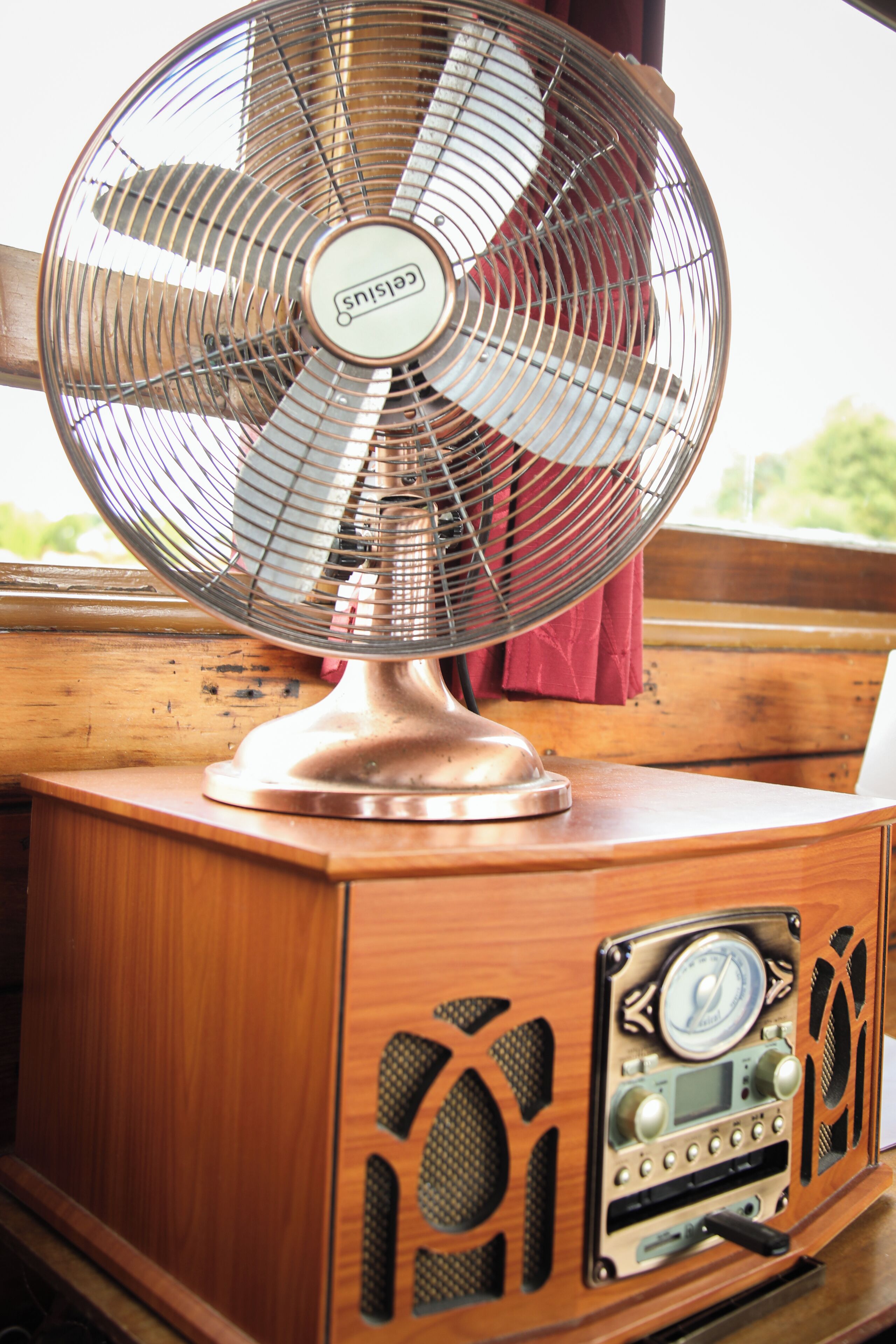 En ældre radio med indbygget ventilator og frekvensskive.