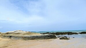 A beach with large rocks and a clear sky. - Authong Residence Pattaya (Pattaya)