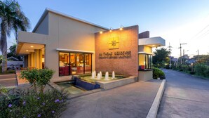 A modern building with a sign reading "All-Things Residence Exclusive Serviced Apartment". - Authong Residence Pattaya (Pattaya)