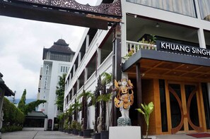 A hotel entrance with a traditional gate and a sign reading "KHUANG SINGH". - Khuangsingh Residence (Chiang Mai)