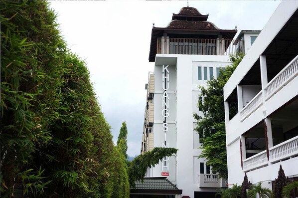 Un bâtiment moderne avec une enseigne bien visible portant l’inscription « KHUNGSI ».