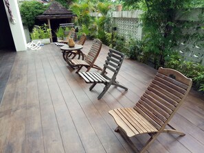 Kolam renang terbuka, kerusi lepak pantai 