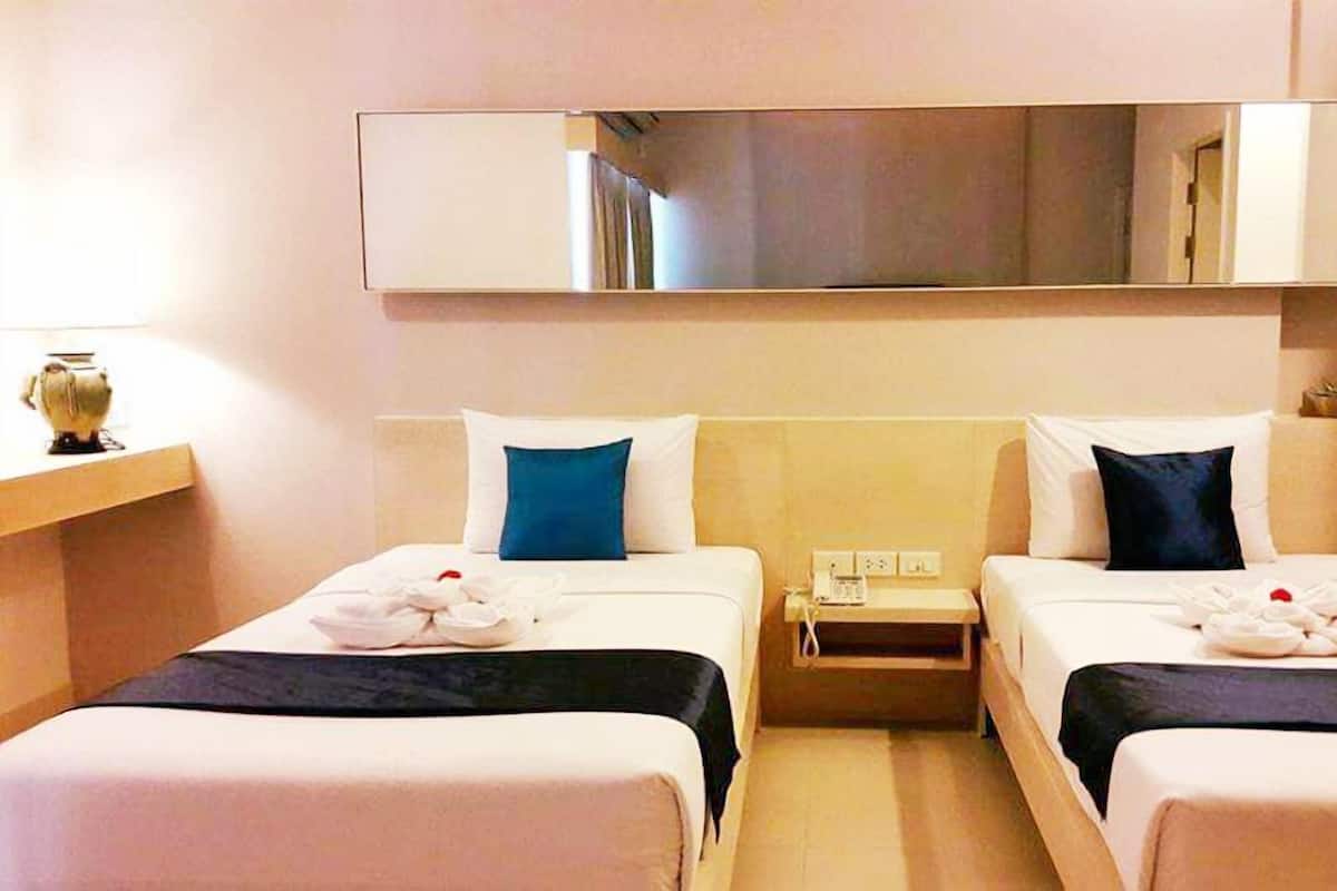 Deluxe Room | Egyptian cotton sheets, premium bedding, memory foam beds, minibar