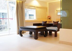 Suite Room | Ruang tamu | 32 inci televisyen LCD dengan kabel, TV 